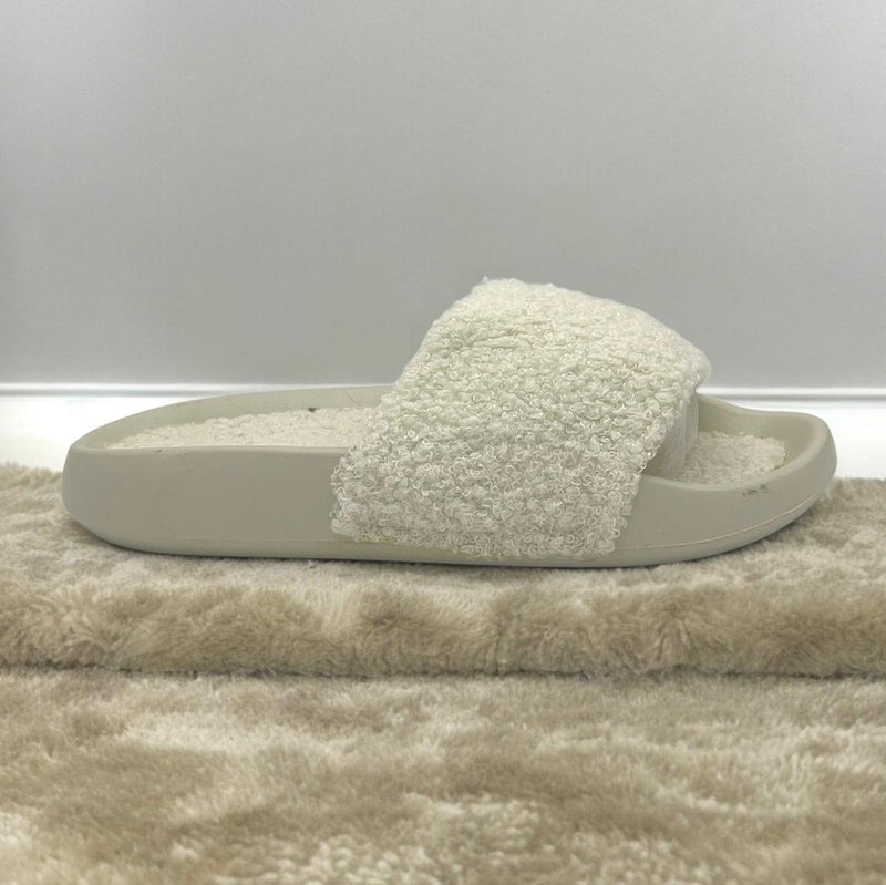 Simple fur slipper